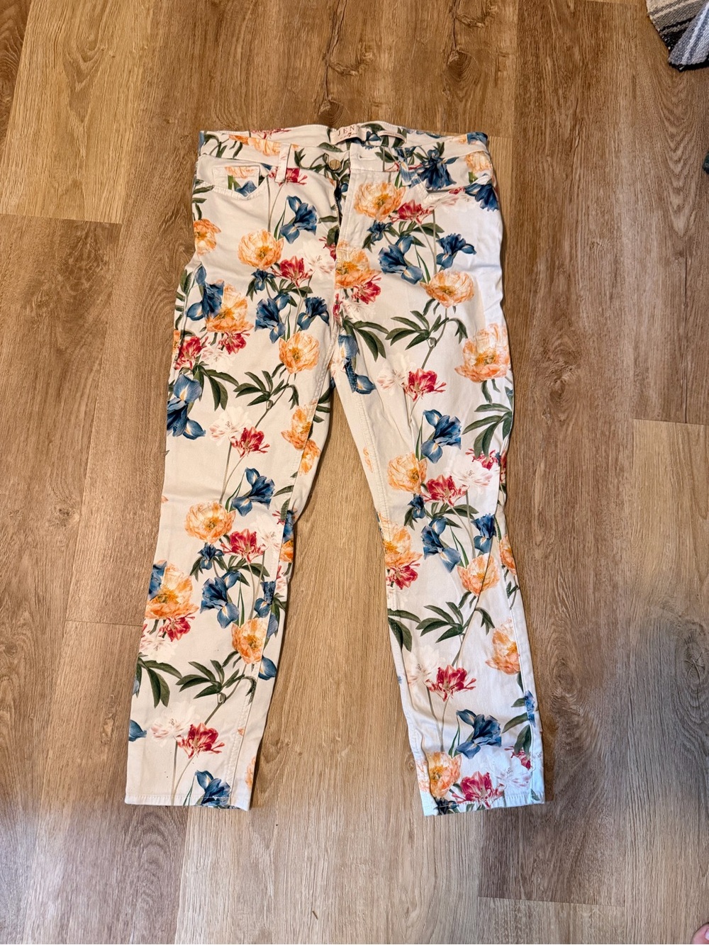 Floral Cropped Ankle Jeans in White with Multicolor Blooms